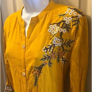 Women’s tunic XL fits like a Medium mustard colored tunic with floral accents